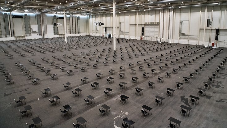 Ein Blick in die Messehallen in Hamburg. Tausende Stühle und Tische stehen in gleichem Abstand nebeneinander.