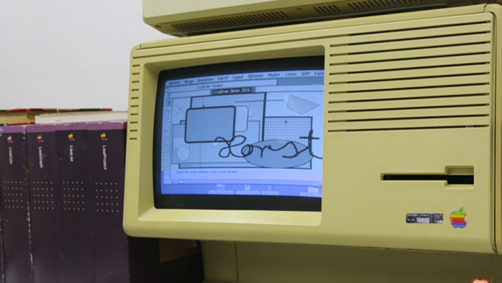 Alter Apple-Computer - auf dem Bildschirm ist ein Zeichenprogramm geöffnet.