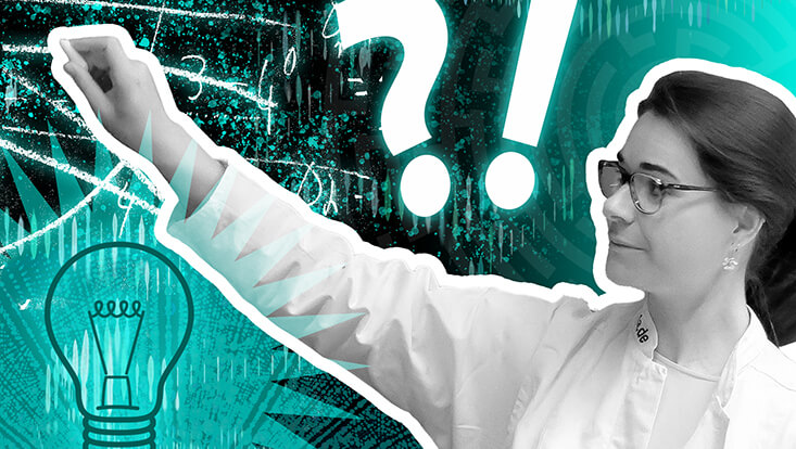 Man sieht eine Professorin im Kittel, die etwas an eine Tafel schreibt. Neben ihr ist eine Glühbirne und hinter ihr ein Frage- und Ausrufezeichen abgebildet. Der Hintergrund ist türkis.