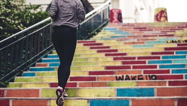 Frau läuft Treppe hoch