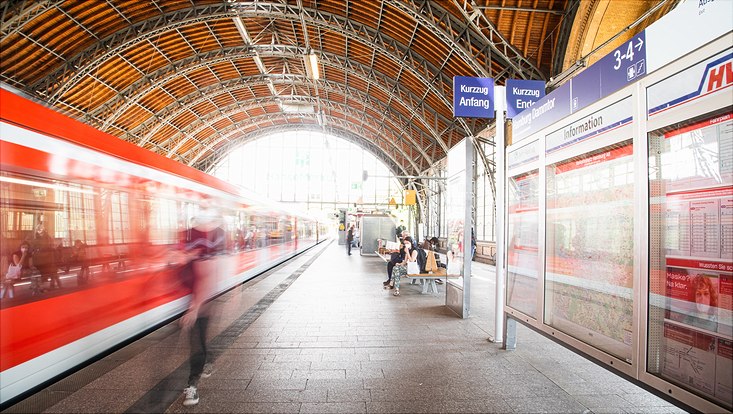 Der Bahnhof Dammtor während eine S-Bahn einfährt.