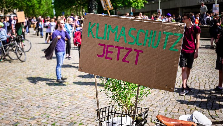 Protestschild mit der Aufschrift "Klimaschutz jetzt"