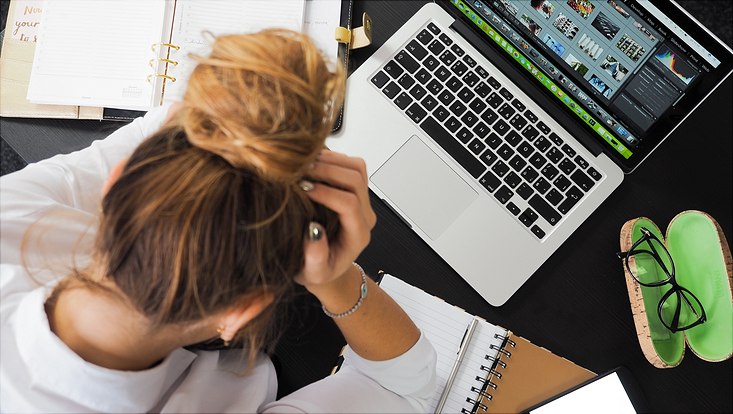 Studentin mit Laptop