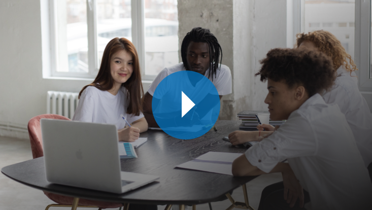 Menschen schauen in Laptop