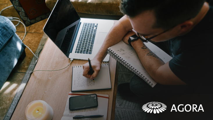 Student schreibt in Notizbuch