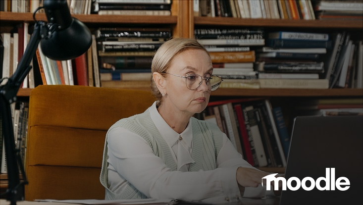 Frau tippt am Laptop