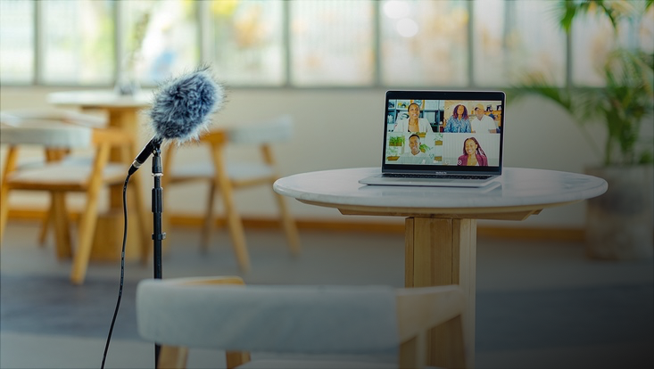 Mikrofon im Ständer vor Laptop