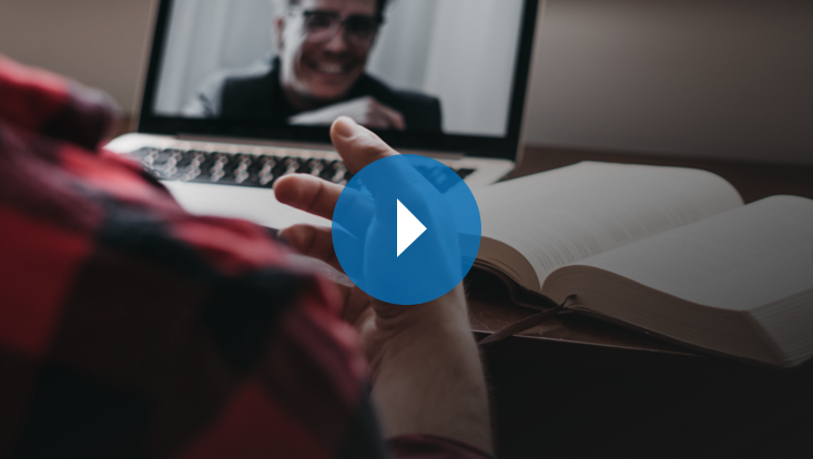 Student gestikuliert vor Laptop