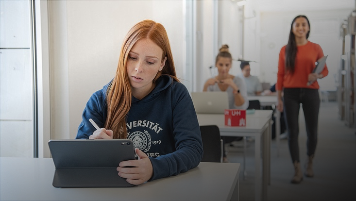 Studenten lernen mit Tablets und Laptops