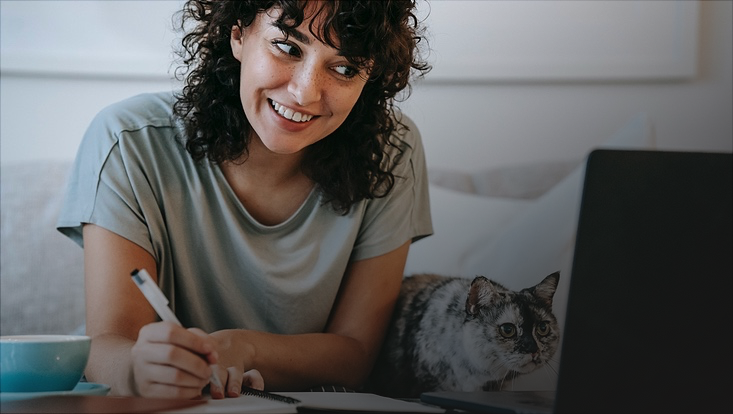 Frau und Katze vor Laptop