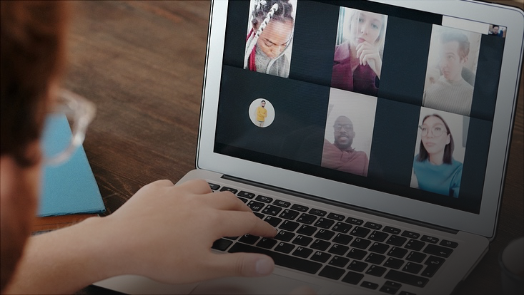 Videokonferenz am Laptop