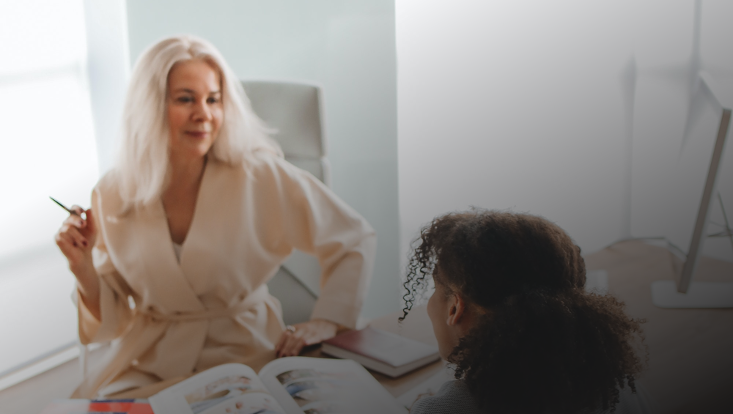 Zwei Frauen am Schreibtisch