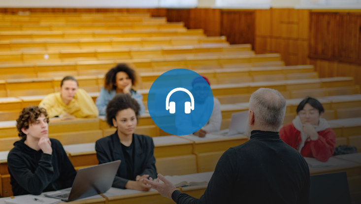 Studenten und Lehrkraft im Vorlesungssaal