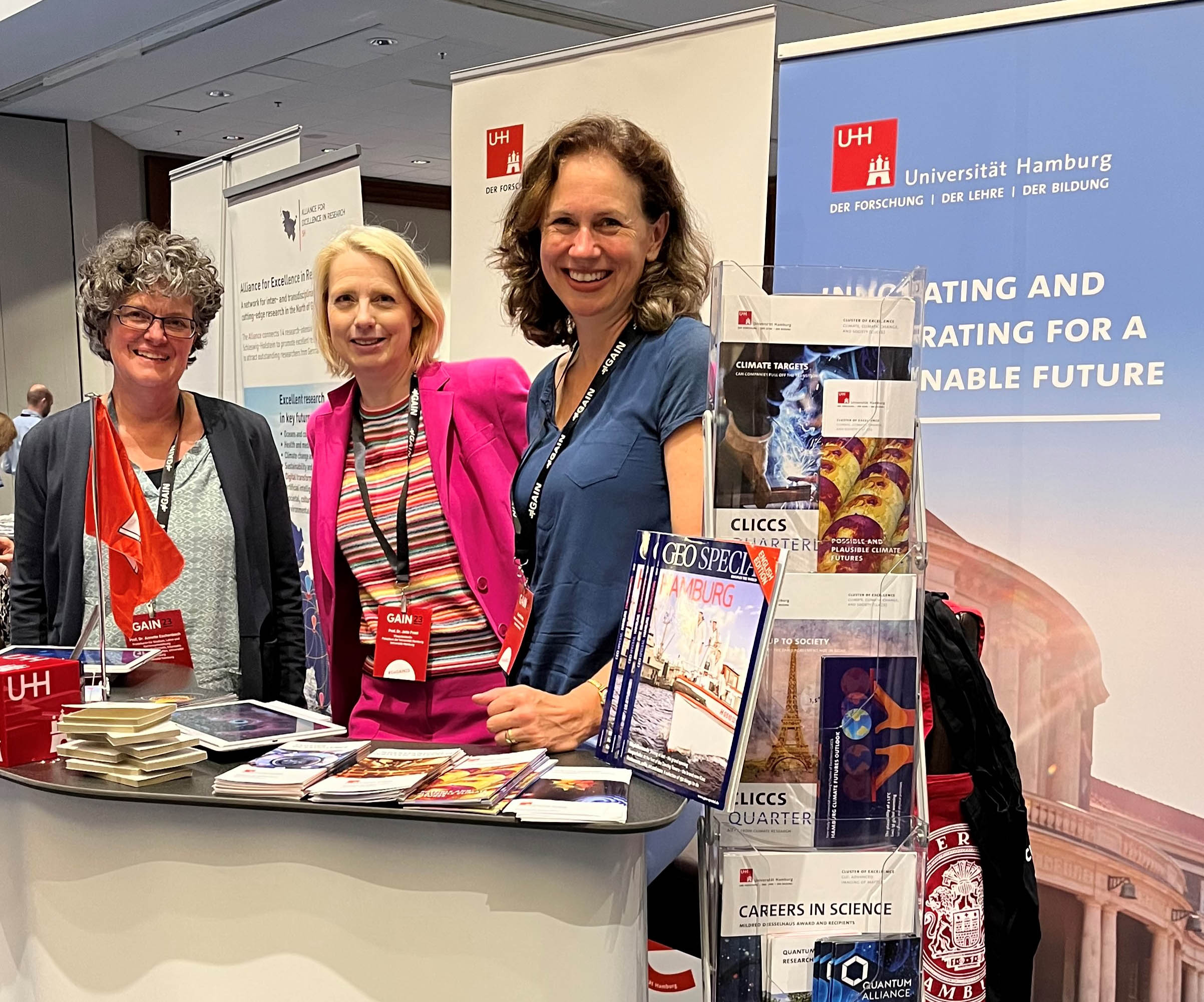 Prof. Dr. Annette Eschenbach (Prodekanin für Studium, Lehre und Karriereentwicklung an der MIN-Fakultät), Prof. Dr. Jetta Frost (Vizepräsidentin für Transfer, Karrierewege und Chancengerechtigkeit) sowie Kerstin Bartling (Stabsstelle Berufungen)