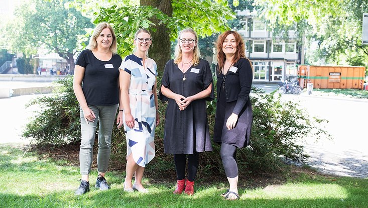 eine Gruppe draussen, bestehend aus Frauen