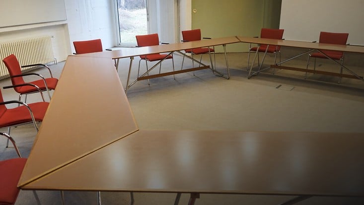 Bild zeigt einen Seminarraum