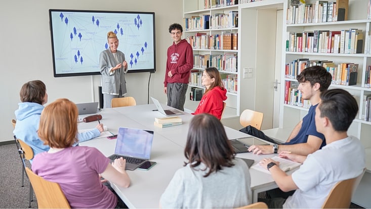 Lernende im Seminar mit Dozentin