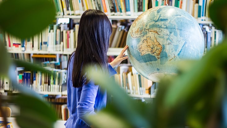 Studentin betrachtet Globus