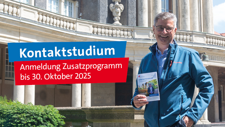Mann, der das Programm des Kontaktstudiums in der Hand hält