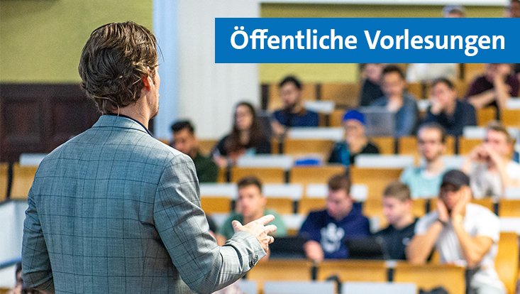 Referent im mit Personen gefüllten Hörsaal