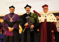 Professor Roland Wiesendanger nach Erhalt der Ehrendoktorurkunde durch den Rektor der TU Posen, Professor Tomasz Lodygowski 