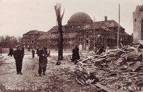 Stark beschädigtes Hauptgebäude