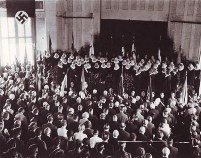 Festveranstaltung im Hörsaal mit Hakenkreuzfahne