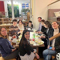 Studierende und Lehrende essen zusammen im Restaurant.