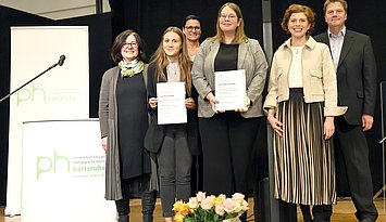 Prämierung beste Abschlussarbeiten: Ihre Urkunden zeigen Alina Bischoff (l.) und Tabea Seck. Foto: Jörg Donecker/PHKA