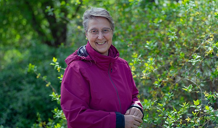 Prof. Dr. Dorothee Benkowitz im Ökologischen Lerngarten der Pädagogischen Hochschule Karlsruhe. Foto: Roxane Fijean/PHKA