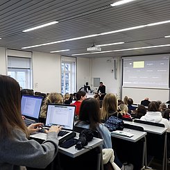 10. Poetik-Dozentur „kinderleicht & lesejung“: Mt Michael Stavarič im Dezember 2023 an der Pädagogischen Hochschule Karlsruhe. Foto: PHKA