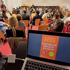 Im Gespräch: Studierende, Lehrende und Mitarbeitende der PHKA diskutierten über Hartmut Rosas Buch „Demokratie braucht Religion“. Foto: PHKA