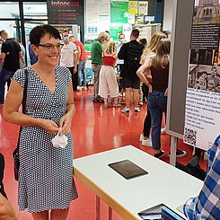 Prof. Dr. Sabine Liebig (2.v.l.) und Studierende beim Gallery-Walk am 30.6.2022 an der PHKA. Foto: PHKA