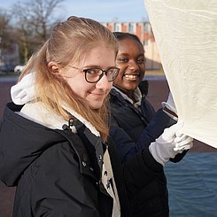 Schülerinnen mit dem Stratosphärenballon