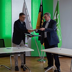 Zusammenarbeit mit argentinischer Universidad Nacional de Rafaela: Die beiden Rektoren, Prof. Dr. Rubén A. Ascúa (l.) und Prof. Dr. Klaus Peter Rippe (PHKA), nach der Unterzeichnung des Kooperationsvertrags. Foto: Lea Schmitt/Pädagogische Hochschule Karlsruhe