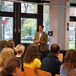 Prof. Rockstuhl hält ein Grußwort beim Kick off des LLL PhyLa