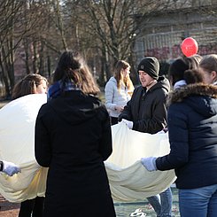 Stratosphärenballon - Physik am Rand zum Weltall: Befüllen des Ballons 01. Foto: Joel Frank