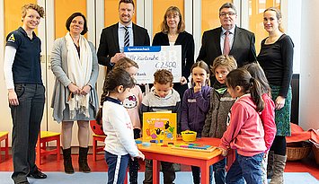 Spendenübergabe in der MiniMa-Werkstatt: BBBank-Regionaldirektor Benjamin Burger (3.v.l.), Prof. Dr. Christiane Benz (4.v.l.), Johanna Zöllner (2.v.l.) und Prof. Dr. Klaus Peter Rippe (2.v.r.). Außerdem Mädchen und Jungen der Kita „Haus  für Kinder“ in Landau. Foto: Tilman Binz / Pädagogische Hochschule Karlsruhe