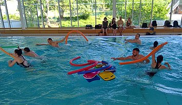 Im Fächerbad Karlsruhe: Lehramtsstudierende der PHKA bei der SchwimmFix-Anfängerschwimmausbildung - Sommersemester 2022. Foto: Rainer Neumann