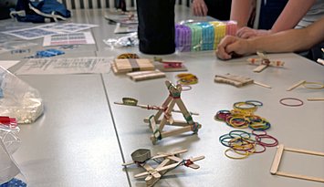 Mitmachangebote für Kinder: Am Stand der PHKA bei den Science Days Flugbahnen von Katapultgeschossen optimieren. Foto: Fabian Mundt