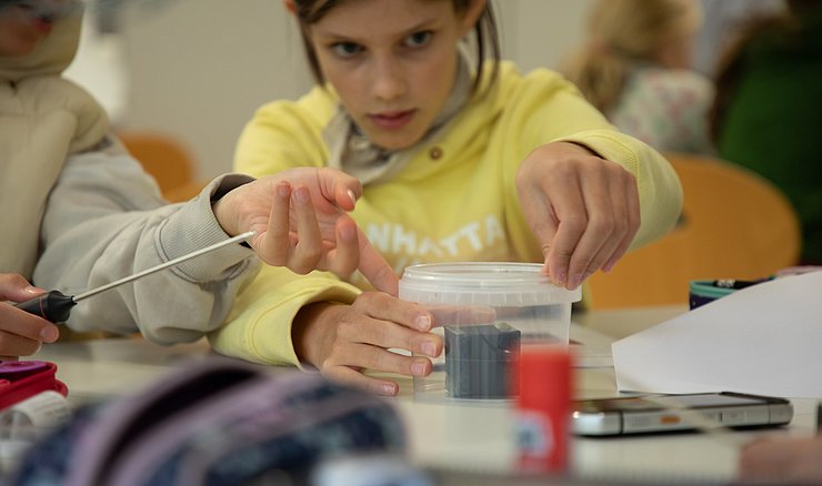 Fokussiert: Schülerin im neuen Lehr-Lern-Labor Physik an der Pädagogischen Hochschule Karlsruhe. Foto: Lea Schmitt/PHKA