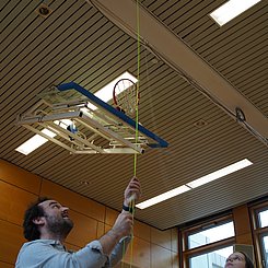 Schülerin und Herr Ludwig simulieren den Start des Ballons 