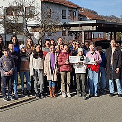 Stratosphärenballon - Physik am Rand zum Weltall: Glückliche Gesichter nach der Bergung der Forschungssonde. Foto: Jochen Bernsee