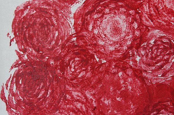 Bild des Tages - 13. April: Loredana (12 Jahre) und Solveig (11 Jahre) haben entdeckt, dass Salatstrünke und Blumen verwandt sind. Einfach Salat abschneiden und losdrucken.