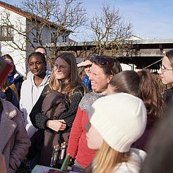 Schülerinnen mit Frau Dr. Schulze nach der Bergung. 