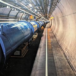 Ein Bild aus dem Inneren des Cern. Zu sehen ist eine große Leitung.