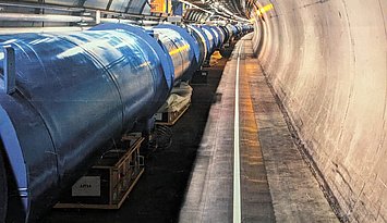 Ein Bild aus dem Inneren des Cern. Zu sehen ist eine große Leitung.