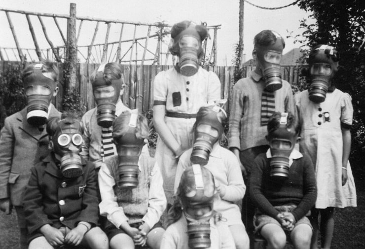 Zweiter Weltkrieg: Englische Kinder bei einer Gasmaskenübung. Foto: www.flickr.com/photos/22326055@N06/4194704259/in/photostream