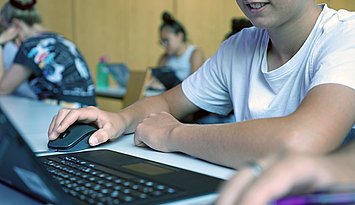 Begeisterung für technische Bildung wecken: Schüler:innen und Studierende beim CAD-Konstruieren im neuen Lehr-Lern-Labor Technik der Pädagogischen Hochschule Karlsruhe. Foto: PHKA/Thelen