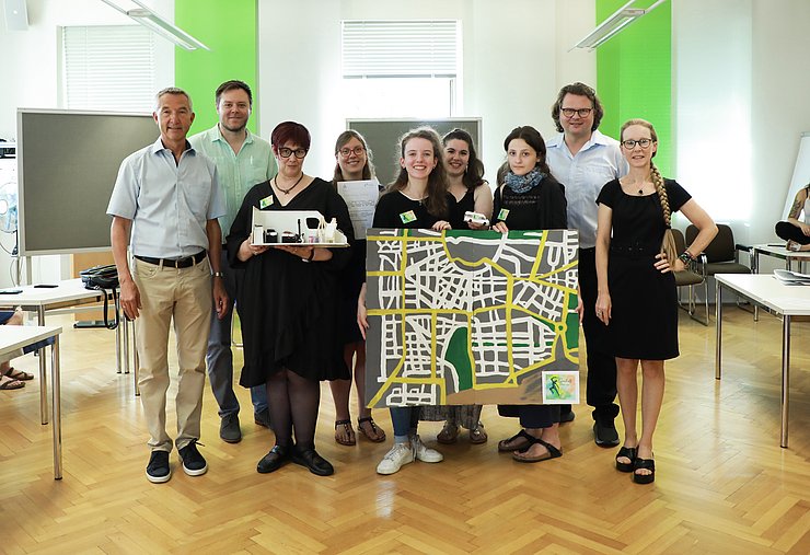 Soziale Geschäftsideen: Die Studierenden des Siegerteams mit Dr. Martin Lenz (l.) und Prof. Dr. Dr. h. c. Claudia Wiepcke (r.). Foto: Vinnichenko/PHKA